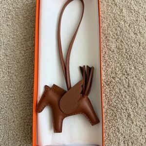 New Hermès Gold Pegase Rodeo Charm PM Size - Gold w/ Gold Wings Pegasus